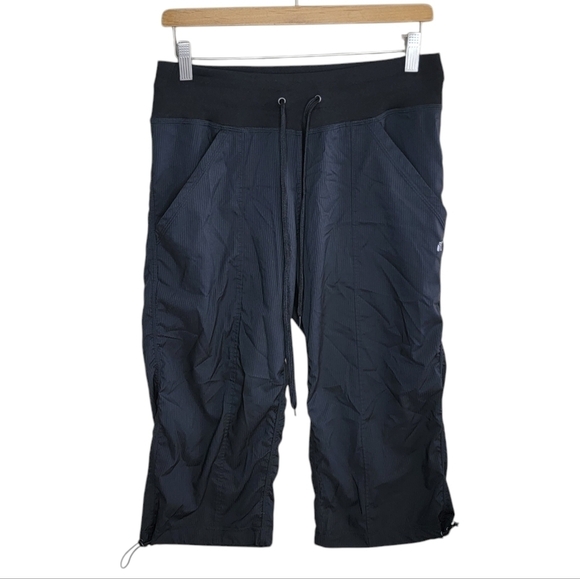 Marika | Black Athleisure Capri Pants Size Medium Size Medium - Picture 1 of 7